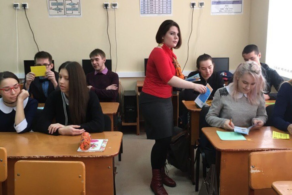 Студенты и преподаватели Елабужского института КФУ ведут профориентационную работу с будущими абитуриентами Студенты и преподаватели Елабужского института КФУ ведут профориентационную работу с будущими абитуриентами