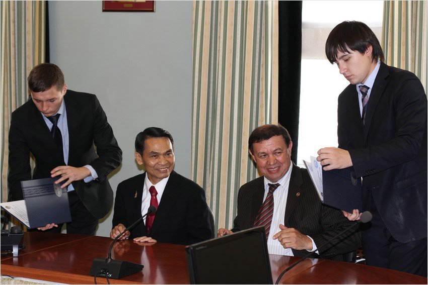 �������