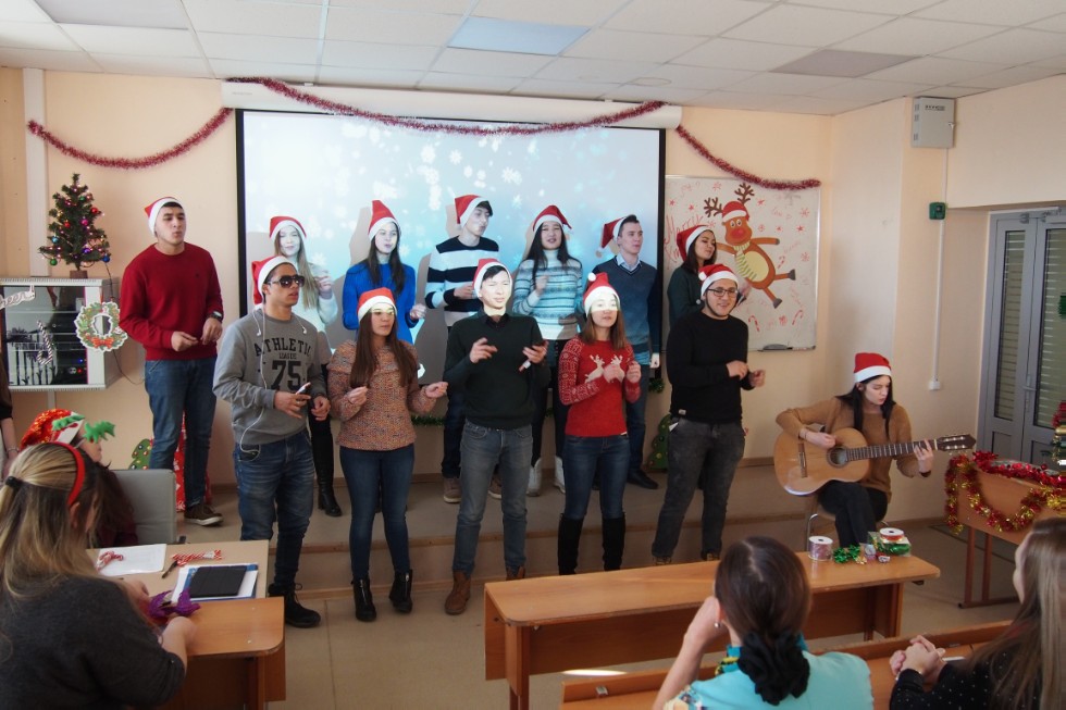 ��������� ��������� 'Christmas Carols' �������� �������� ����������� ������ � ����� ���������, ������� � �������� �����