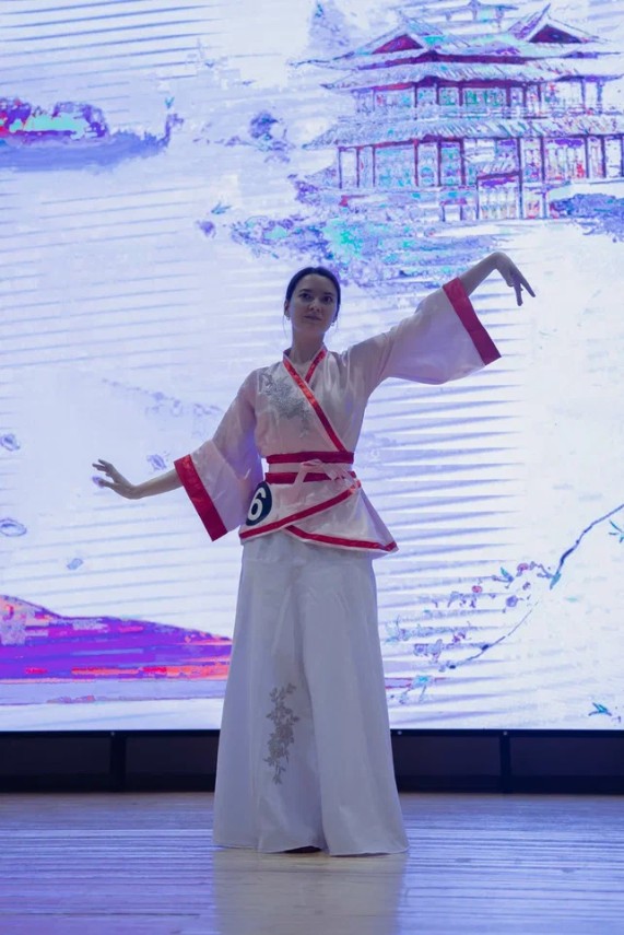 В Казани завершился отборочный этап Всемирного студенческого конкурса китайского языка 'Китайский мост' В Казани завершился отборочный этап Всемирного студенческого конкурса китайского языка 'Китайский мост'