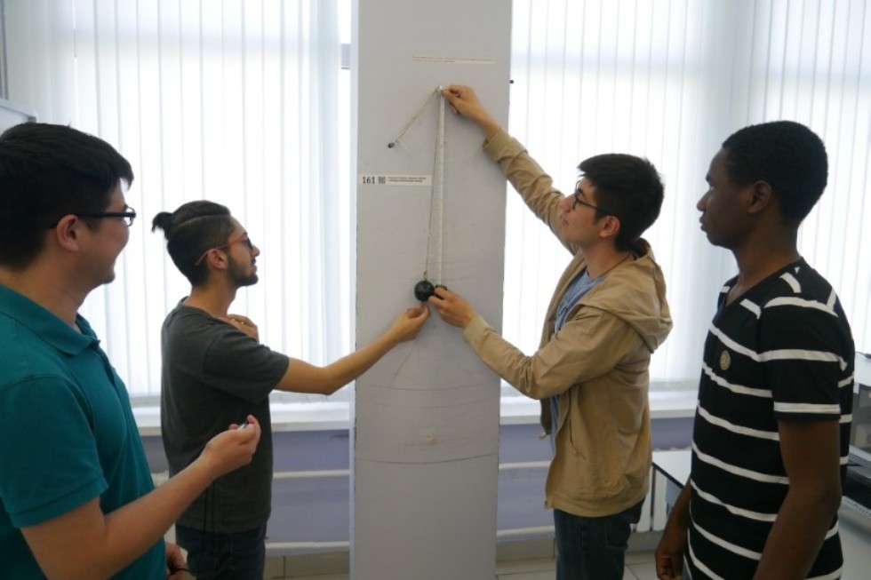 Practice in mechanics (laboratory �� 706, 707)