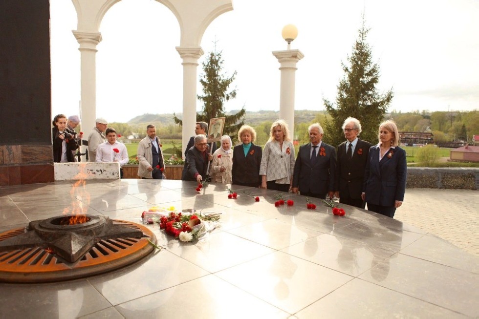 'Поклонимся великим тем годам': День Победы встретили в Елабужском институте КФУ 'Поклонимся великим тем годам': День Победы встретили в Елабужском институте КФУ