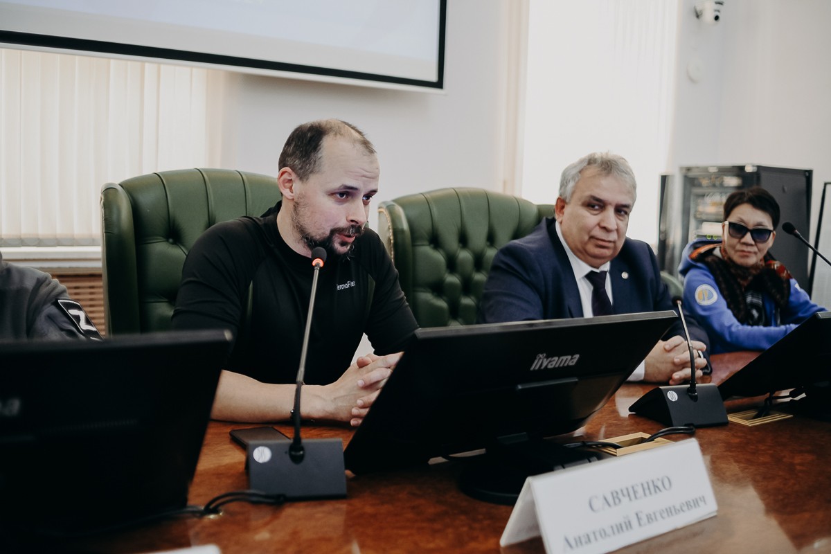 КФУ передал подарки для бойцов участникам гуманитарного автопробега 'Владивосток ? Луганск' КФУ передал подарки для бойцов участникам гуманитарного автопробега 'Владивосток ? Луганск'