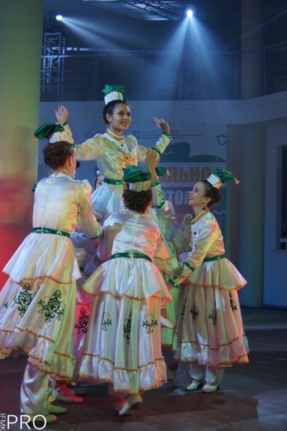 Танцевальный коллектив 'Яшьлек' Танцевальный коллектив 'Яшьлек'