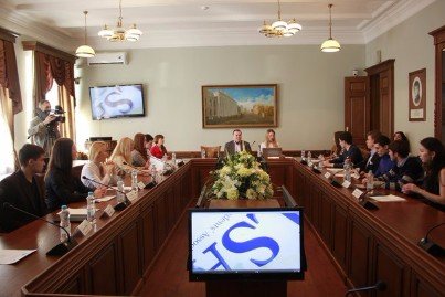 21- 22 марта 2015 года юридический факультет КФУ стал первой площадкой в России, собравшей локальные группы Европейской Ассоциации Студентов - Юристов (ELSA) из Москвы, Санкт-Петербурга, Калининграда, Казани и гостей из Германии. 21- 22 марта 2015 года юридический факультет КФУ стал первой площадкой в России, собравшей локальные группы Европейской Ассоциации Студентов - Юристов (ELSA) из Москвы, Санкт-Петербурга, Калининграда, Казани и гостей из Германии.