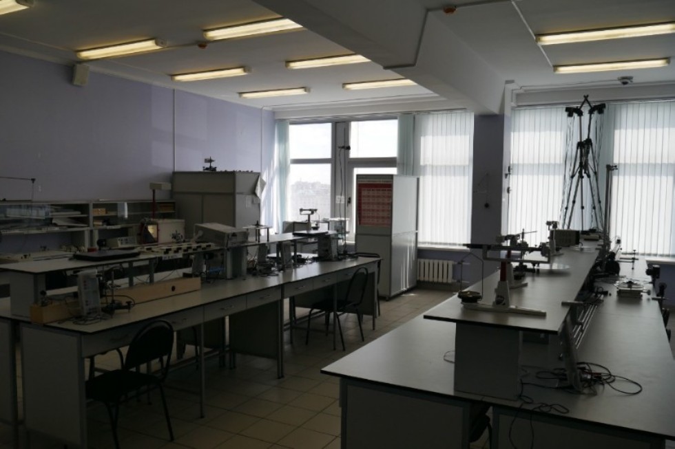 Practice in mechanics (laboratory �� 706, 707)