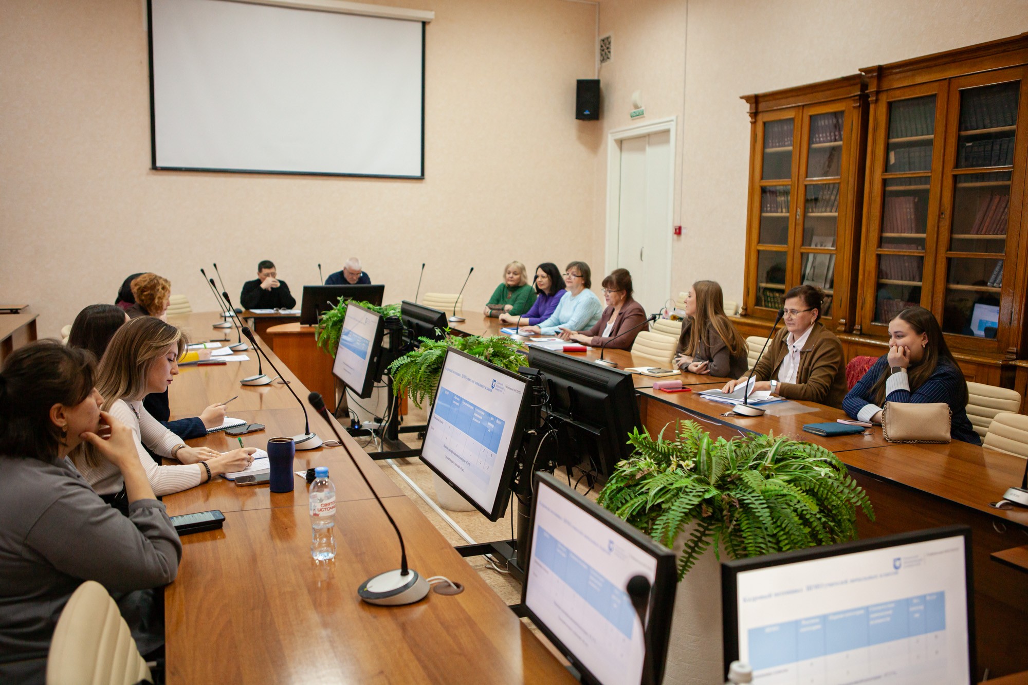 Круглый стол определил стратегию развития методических объединений 'Университетской' школы Круглый стол определил стратегию развития методических объединений 'Университетской' школы