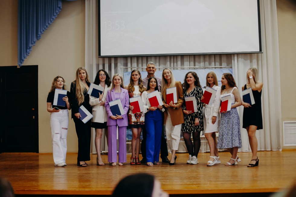 Состоялось торжественное вручение дипломов выпускникам бакалавриата по направлению Состоялось торжественное вручение дипломов выпускникам бакалавриата по направлению