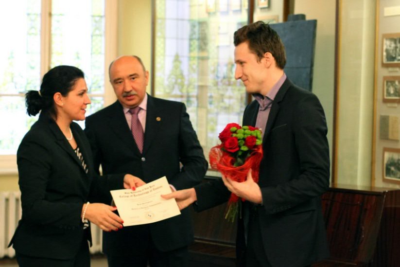 �������