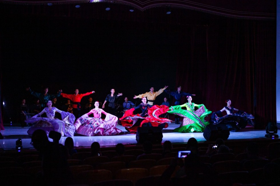 Студенты и сотрудники Елабужского института КФУ посетили концерт ансамбля народного танца 'МИРИДАНС' Студенты и сотрудники Елабужского института КФУ посетили концерт ансамбля народного танца 'МИРИДАНС'