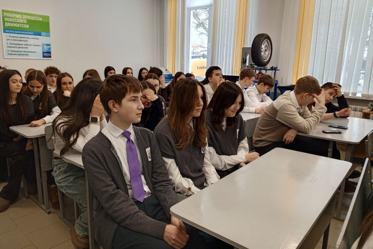 Школьники знакомятся с инженерными лабораториями Елабужского института КФУ Школьники знакомятся с инженерными лабораториями Елабужского института КФУ