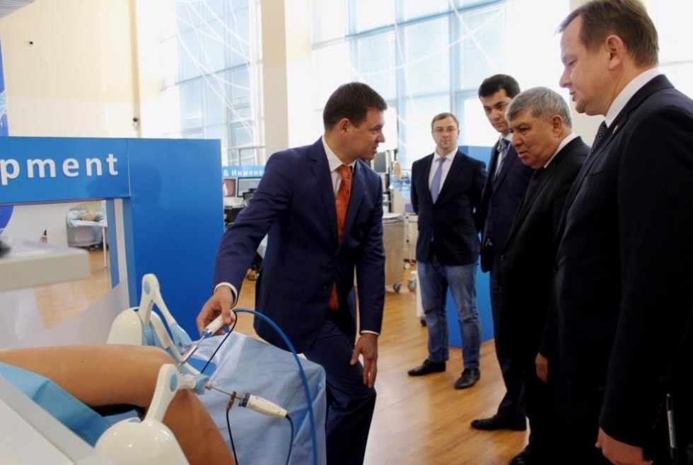 Uzbekistani Delegation at the KFU Biomedical Cluster