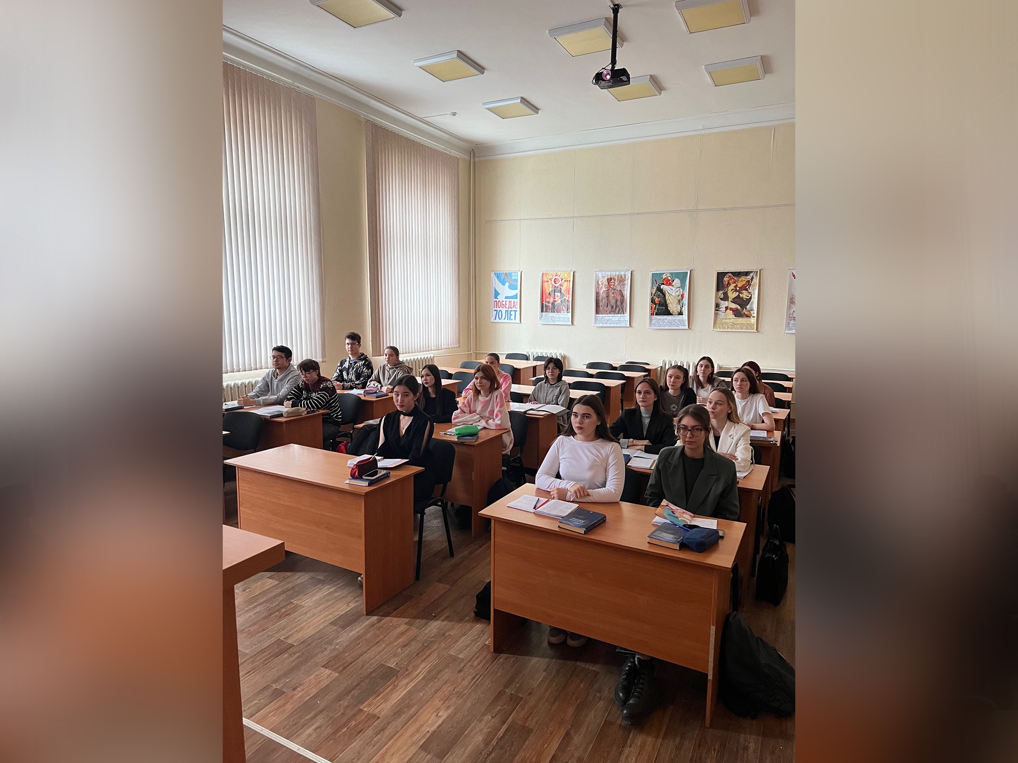 В преддверии Дня народного единства доцент кафедры всеобщей и отечественной истории Лилия Насырова познакомила студентов первого курса с историей праздника, который отмечается в нашей стране 4 ноября начиная с 2005 года. В преддверии Дня народного единства доцент кафедры всеобщей и отечественной истории Лилия Насырова познакомила студентов первого курса с историей праздника, который отмечается в нашей стране 4 ноября начиная с 2005 года.