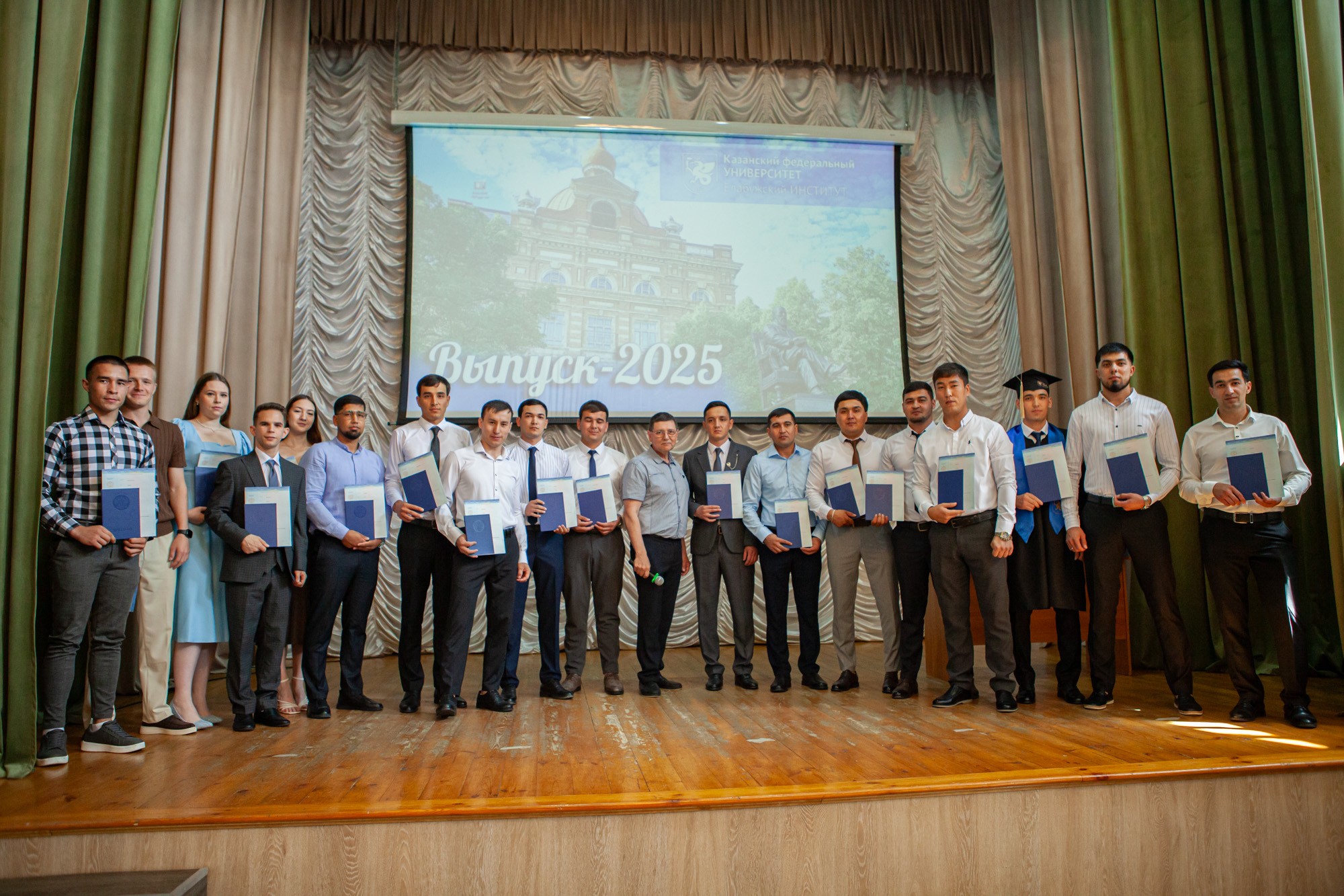 В Елабужском институте КФУ вручили дипломы новым специалистам В Елабужском институте КФУ вручили дипломы новым специалистам