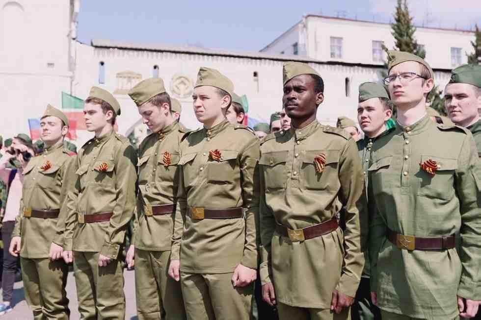 'Мы помним и будем верны подвигу ветеранов!'- звучало над белыми колоннами университета 'Мы помним и будем верны подвигу ветеранов!'- звучало над белыми колоннами университета