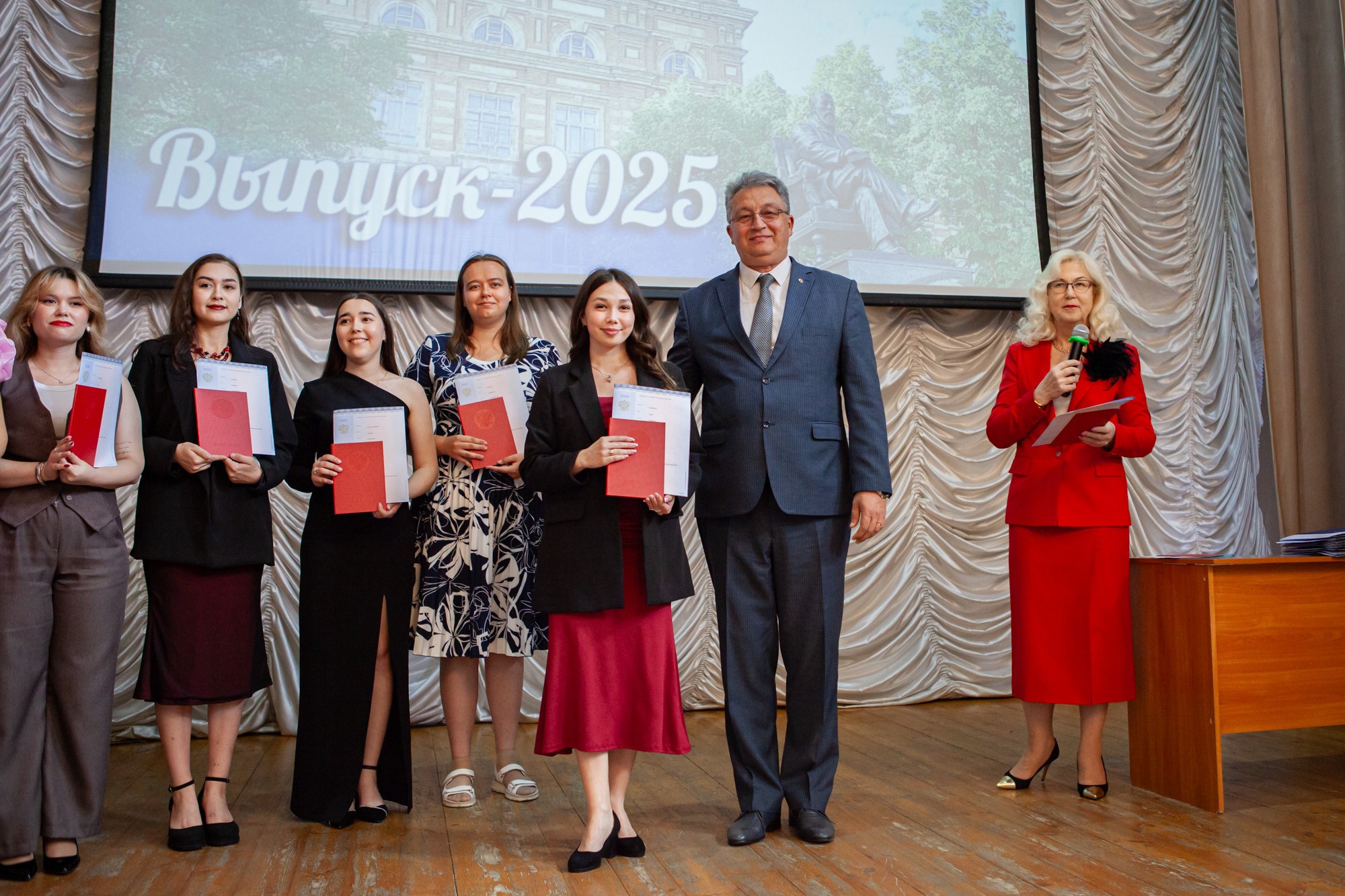 В Елабужском институте КФУ прошли торжественные церемонии вручения дипломов В Елабужском институте КФУ прошли торжественные церемонии вручения дипломов