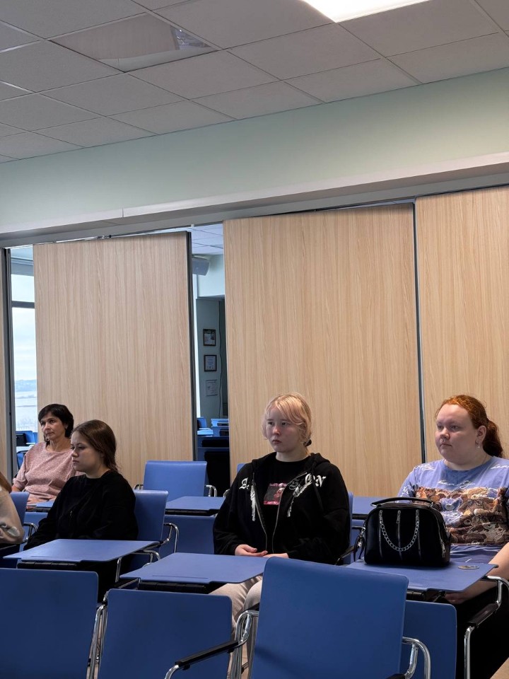 Школьникам из Ижевска провели экскурсию по ИСФНиМК Школьникам из Ижевска провели экскурсию по ИСФНиМК