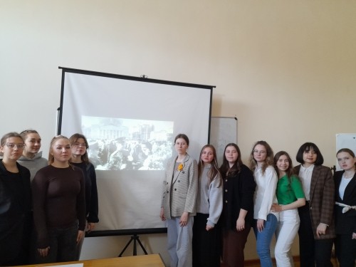 Студенты кафедры начального образования приняли участие в кураторском часе 'Песни военных лет ? песни Победы' Студенты кафедры начального образования приняли участие в кураторском часе 'Песни военных лет ? песни Победы'