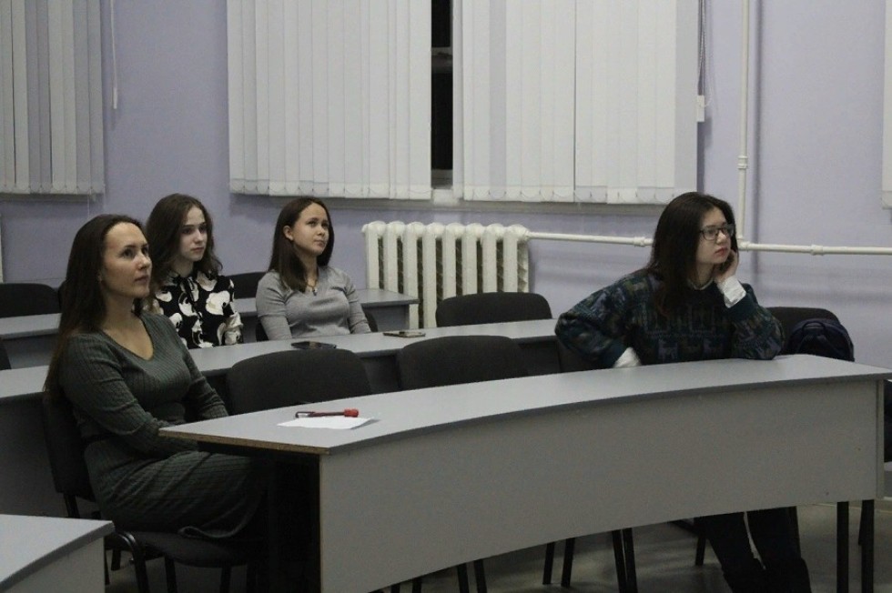 За каждым великим мужчиной стоит великая женщина За каждым великим мужчиной стоит великая женщина