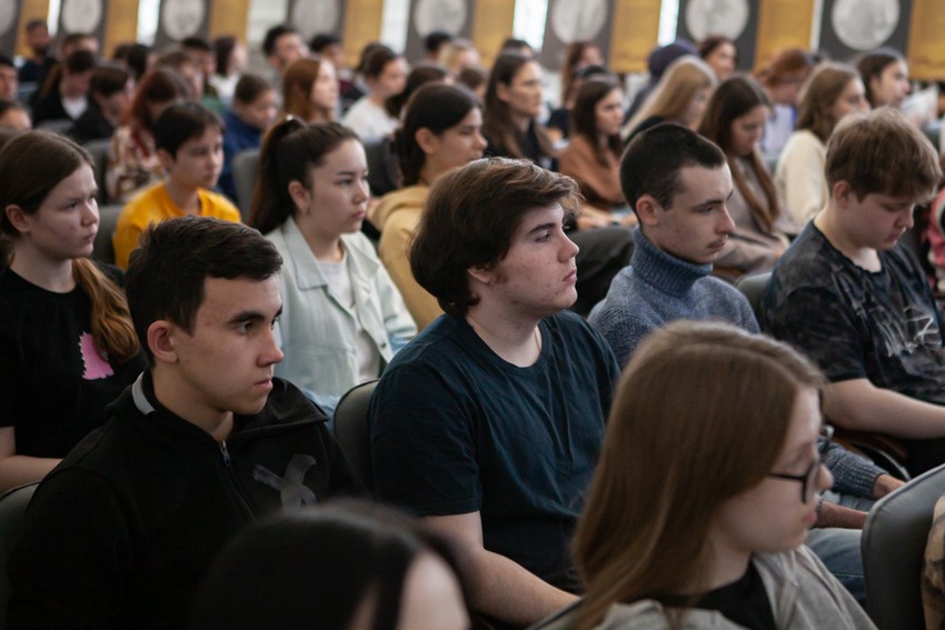 Со студентами встретилась инспектор МВД Со студентами встретилась инспектор МВД