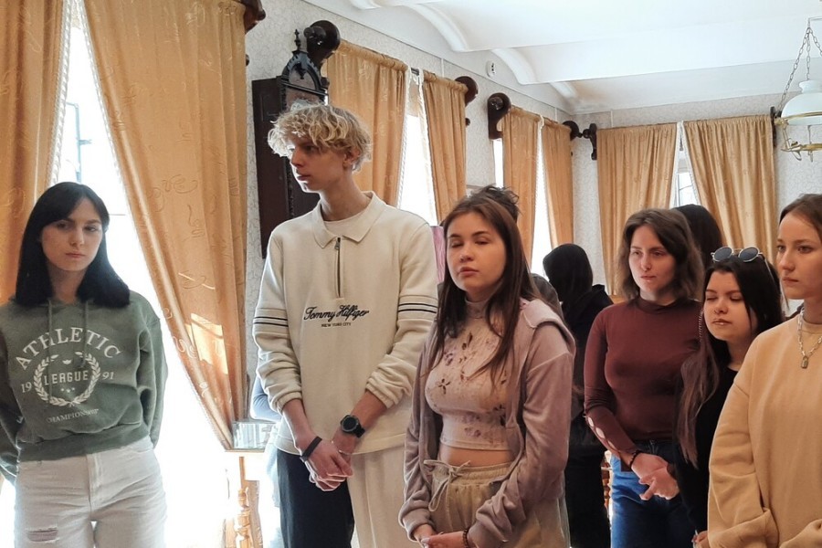 Студенты группы е9316Л отделения иностранных языков посетили музей купечества ЕИ КФУ Студенты группы е9316Л отделения иностранных языков посетили музей купечества ЕИ КФУ