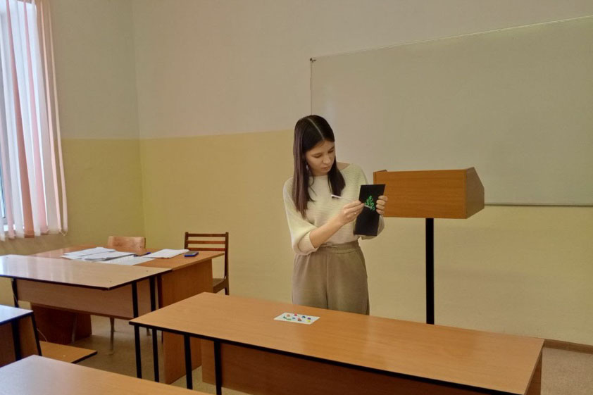 Студенты Елабужского института КФУ создали новогодние картины в необычной технике Студенты Елабужского института КФУ создали новогодние картины в необычной технике