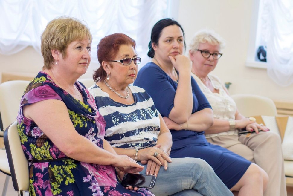 Здесь приобретают знания дети 21 века Здесь приобретают знания дети 21 века