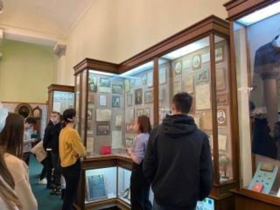 Студенты Инженерного института прикоснулись к истории КФУ. Студенты Инженерного института прикоснулись к истории КФУ.