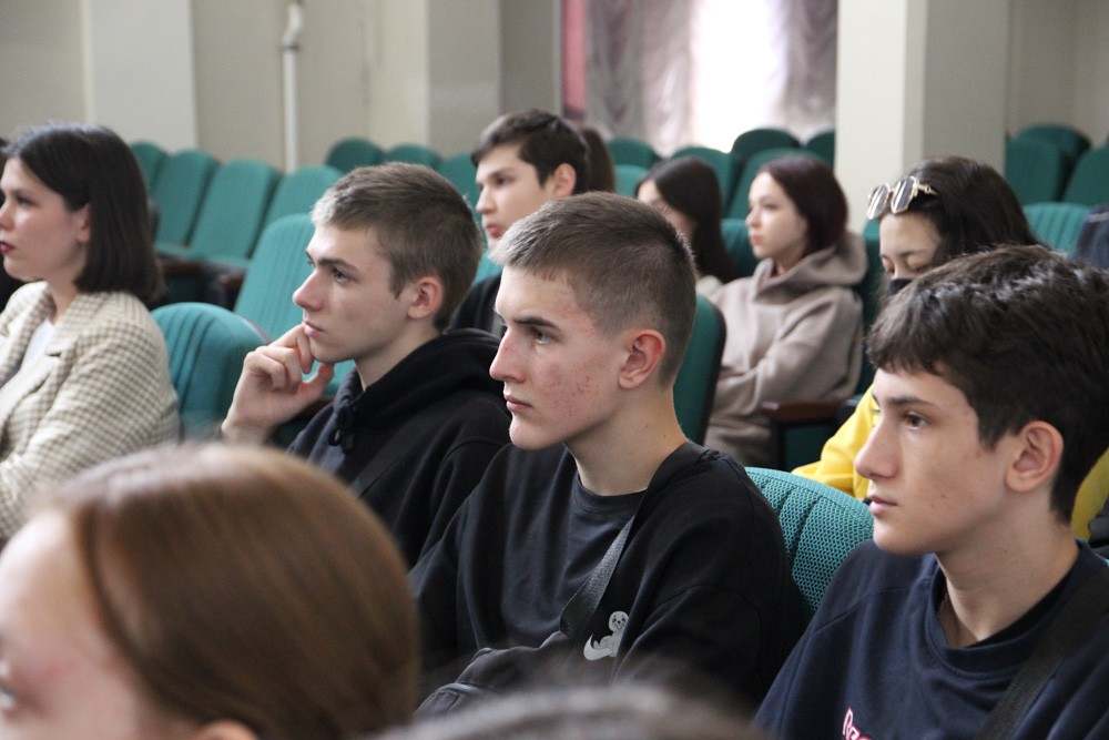 Директор Елабужского института Елена Мерзон встретилась с первокурсниками Директор Елабужского института Елена Мерзон встретилась с первокурсниками