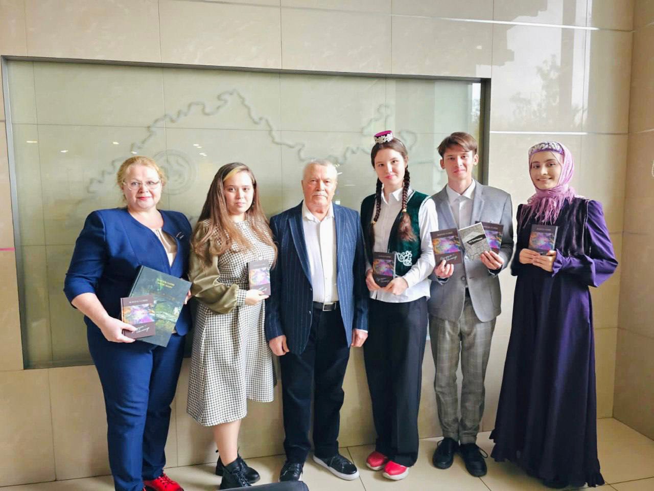 'Рухият' түгәрәгенә йөрүче студентлар 'Татмедиа' оештырган яңа китаплар тәкъдим итү чараларында чыгыш ясадылар 'Рухият' түгәрәгенә йөрүче студентлар 'Татмедиа' оештырган яңа китаплар тәкъдим итү чараларында чыгыш ясадылар