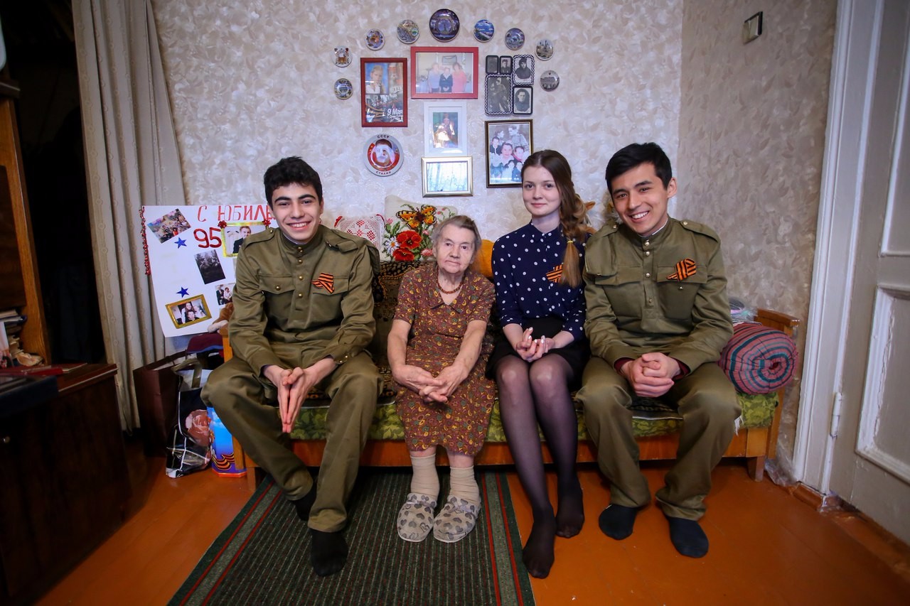 Активисты Добровольческого центра КФУ поздравили ветеранов с Днём Великой Победы! Активисты Добровольческого центра КФУ поздравили ветеранов с Днём Великой Победы!