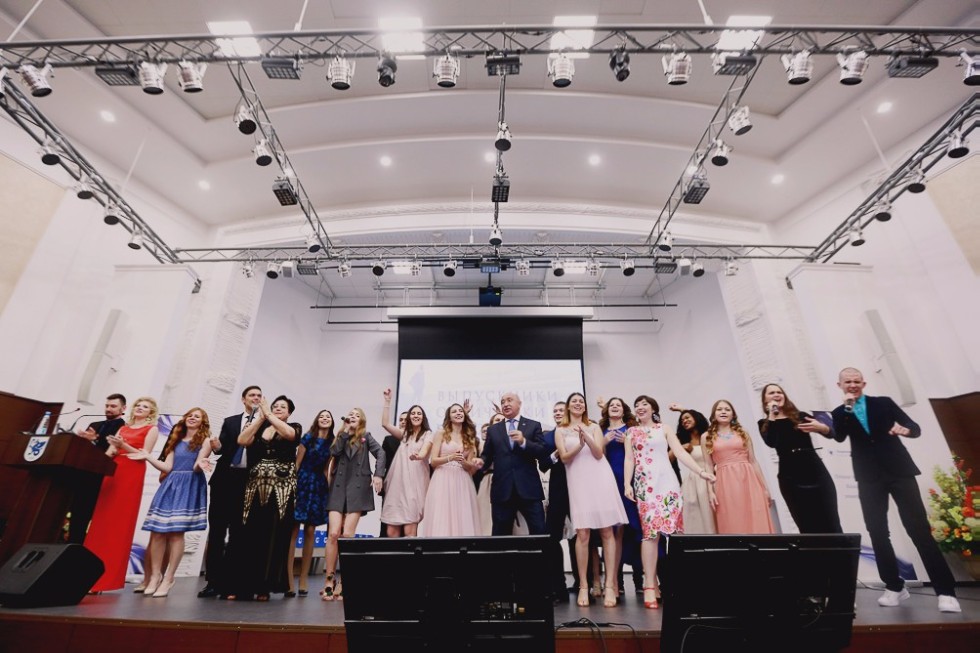 Best Alumni of 2017 Received Diplomas