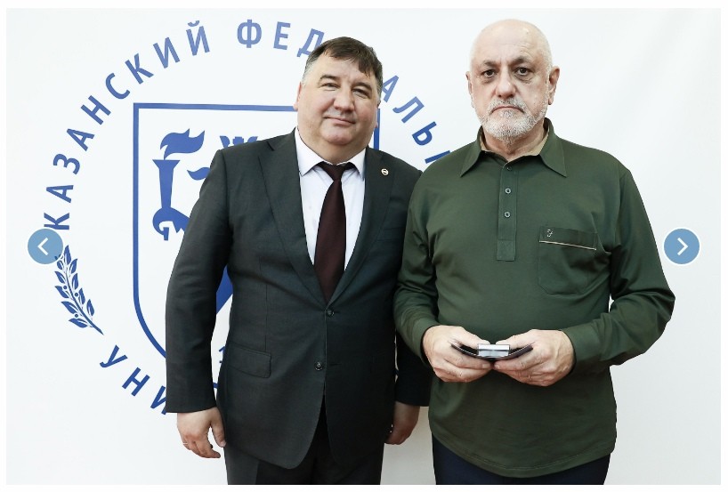 Ректор КФУ Ленар Ринатович Сафин торжественно вручил награды преподавателям кафедры религиоведения Ректор КФУ Ленар Ринатович Сафин торжественно вручил награды преподавателям кафедры религиоведения