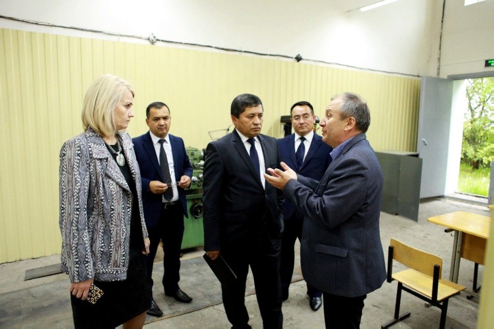 Delegation from Uzbekistan visits Elabuga Institute of KFU