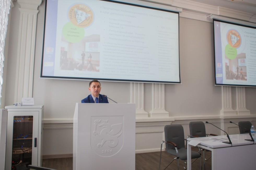 Ilshat Gafurov opened the presentation of Student Scientific Classes at the Elabuga Institute