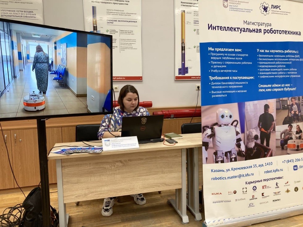 Сотрудники Лаборатории интеллектуальных робототехнических систем продемонстрировали свои разработки представителям 'Газпром нефть'
