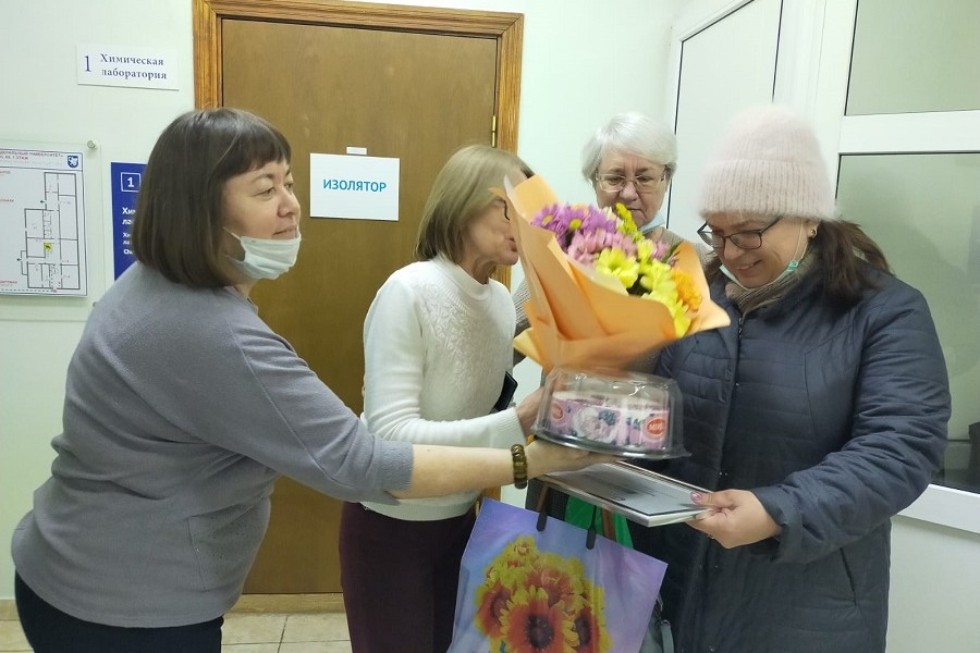 В первый весенний день преподаватели кафедры биологии и химии поздравляли юбиляра! В первый весенний день преподаватели кафедры биологии и химии поздравляли юбиляра!