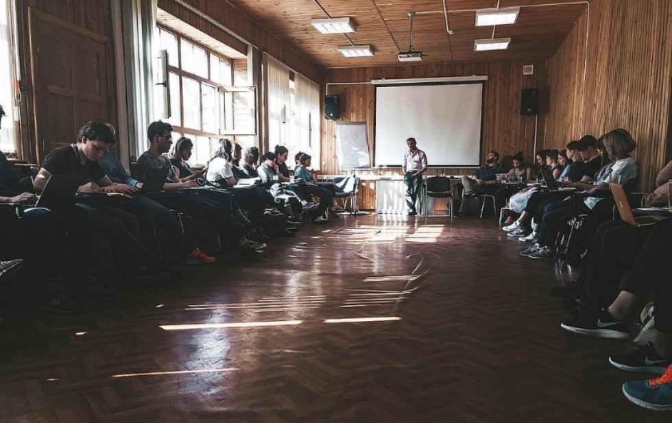 Студентка-социолог приняла участие в школе о действующих вещах Студентка-социолог приняла участие в школе о действующих вещах