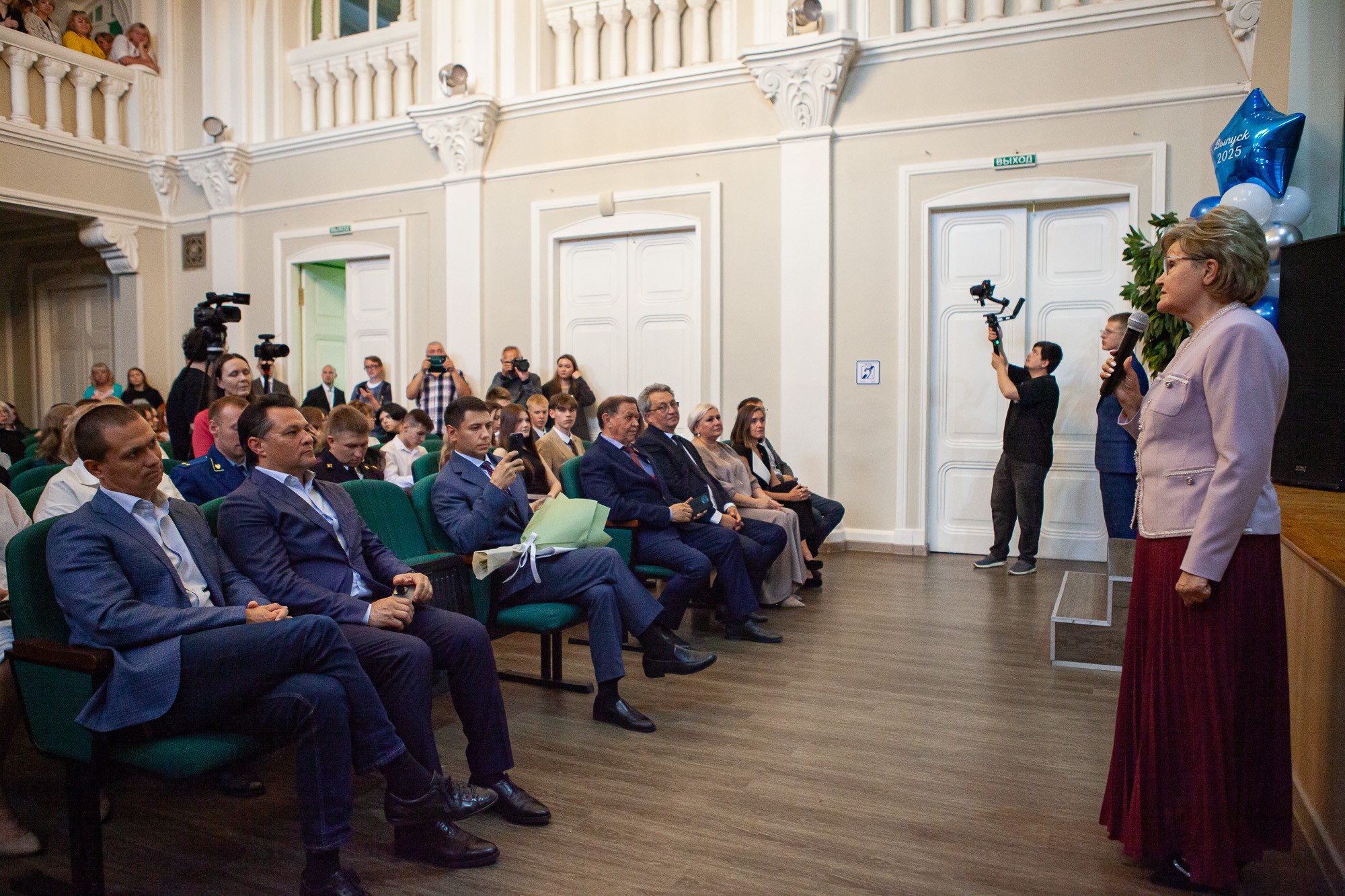 Выпускникам школы КФУ 'Университетская' торжественно вручили медали Выпускникам школы КФУ 'Университетская' торжественно вручили медали