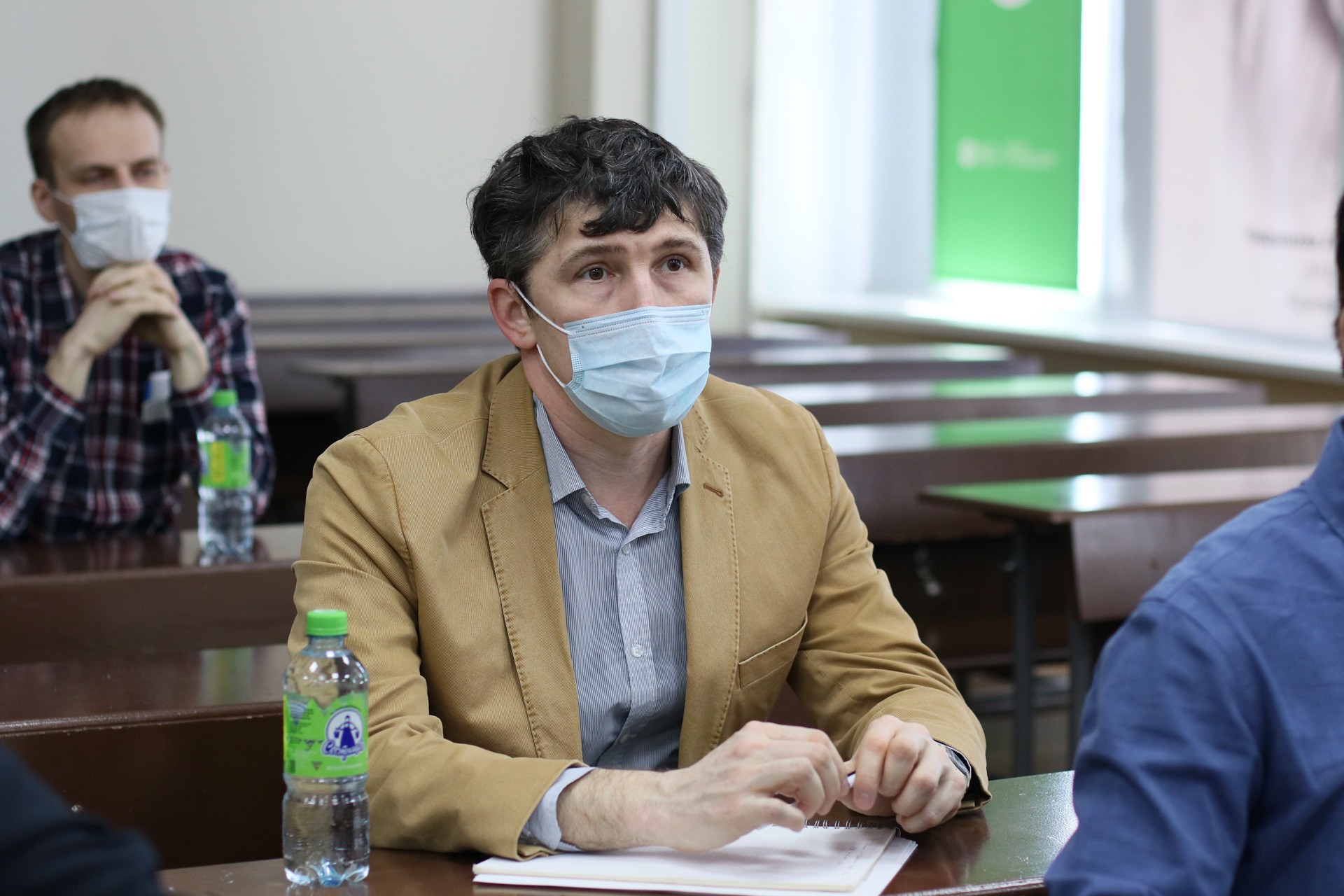 Huawei delegation welcomed by University to talk over further cooperation Huawei delegation welcomed by University to talk over further cooperation