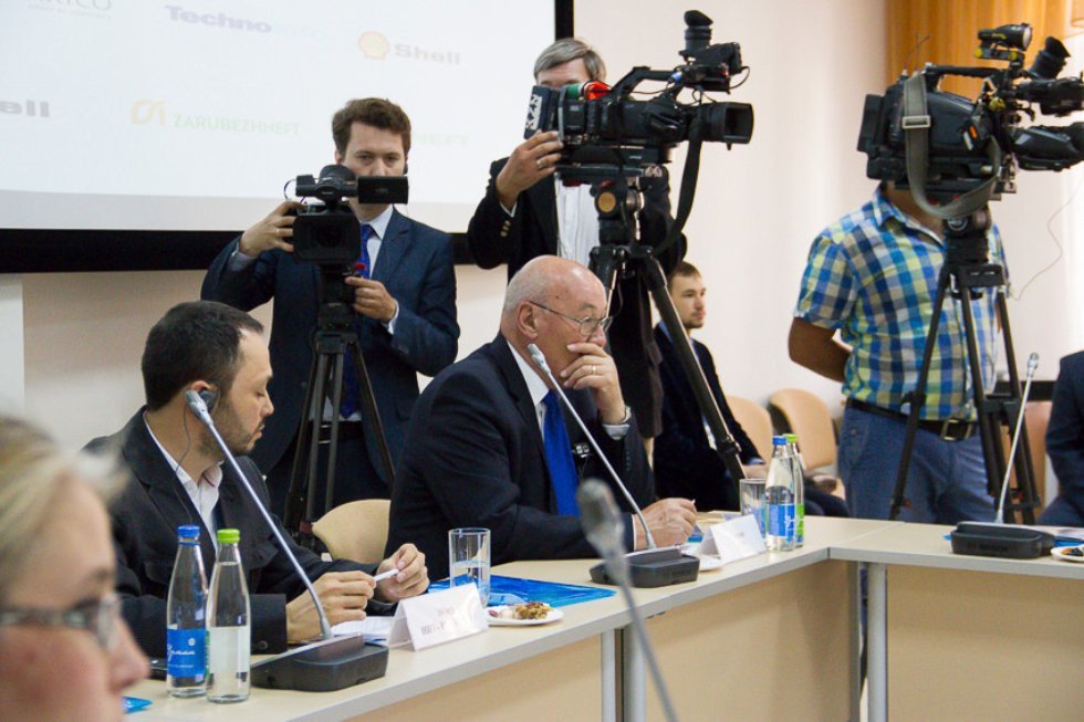 Рустам Минниханов: 'КФУ ? центр инновационных решений для нефтедобычи' Рустам Минниханов: 'КФУ ? центр инновационных решений для нефтедобычи'