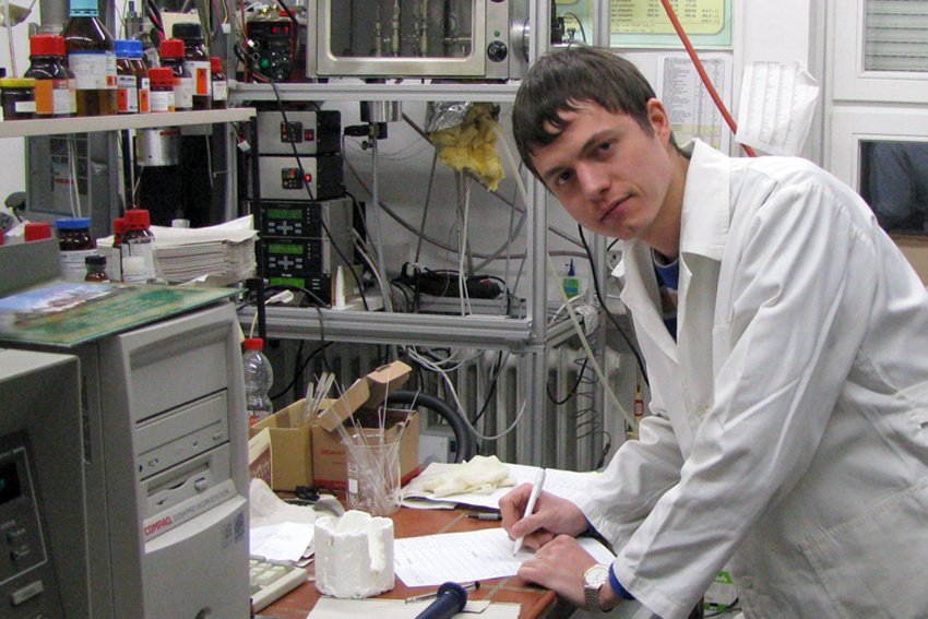Professor Varfolomeev eliminates all differences between Russian and German laboratories