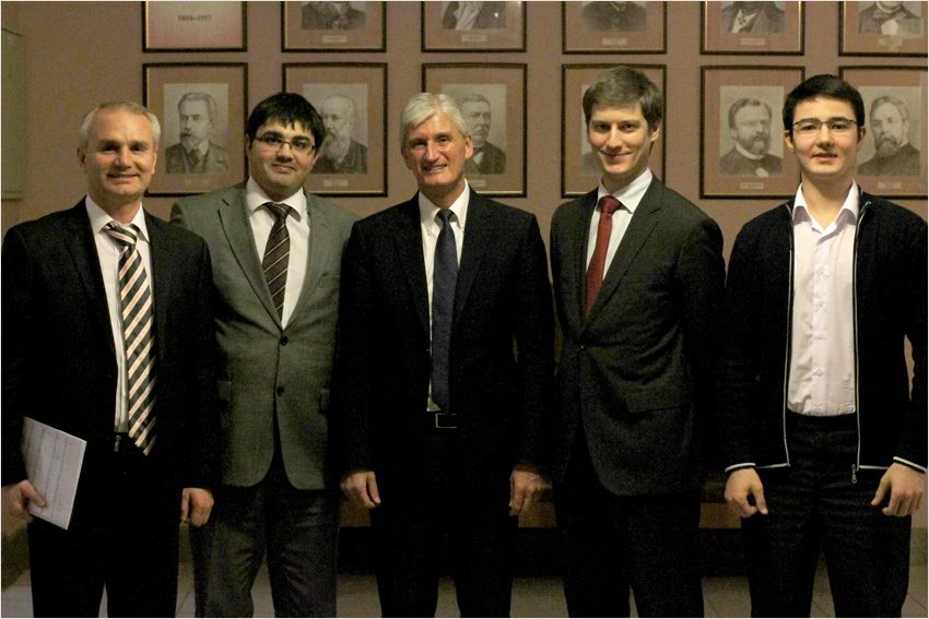 ����������