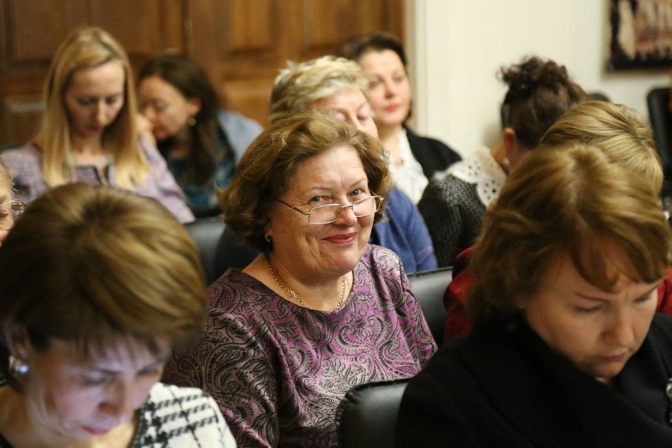 Система общественных ценностей глазами современной женщины: обсуждение и дебаты на круглом столе в Кремле. Система общественных ценностей глазами современной женщины: обсуждение и дебаты на круглом столе в Кремле.