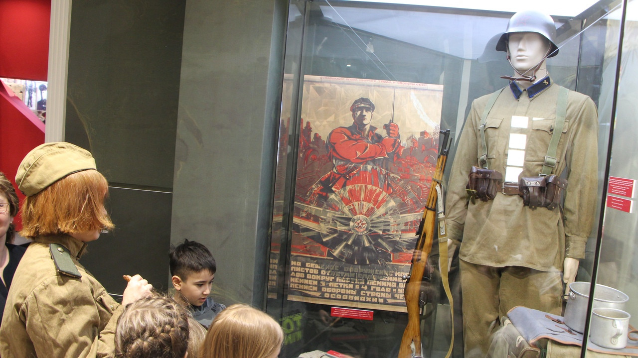 Детский театр КФУ 'Радуга' и спектакль о Великой Отечественной войне Детский театр КФУ 'Радуга' и спектакль о Великой Отечественной войне