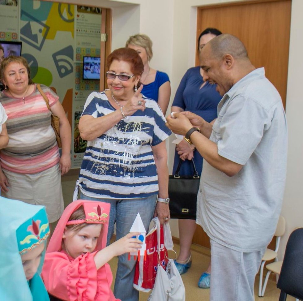 Здесь приобретают знания дети 21 века Здесь приобретают знания дети 21 века