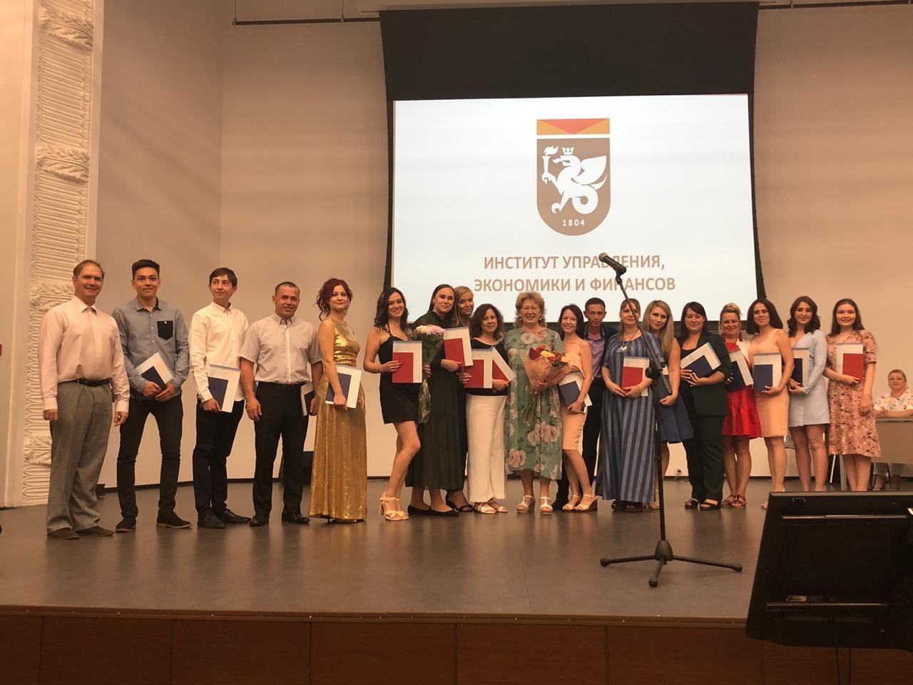 Вручение дипломов выпускникам Института управления, экономики и финансов заочной формы обучения Вручение дипломов выпускникам Института управления, экономики и финансов заочной формы обучения