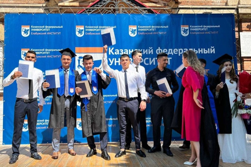 Два дня праздник - вручение дипломов Два дня праздник - вручение дипломов