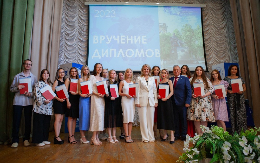 Дан старт вручению дипломов бакалаврам и магистрам Елабужского института КФУ Дан старт вручению дипломов бакалаврам и магистрам Елабужского института КФУ