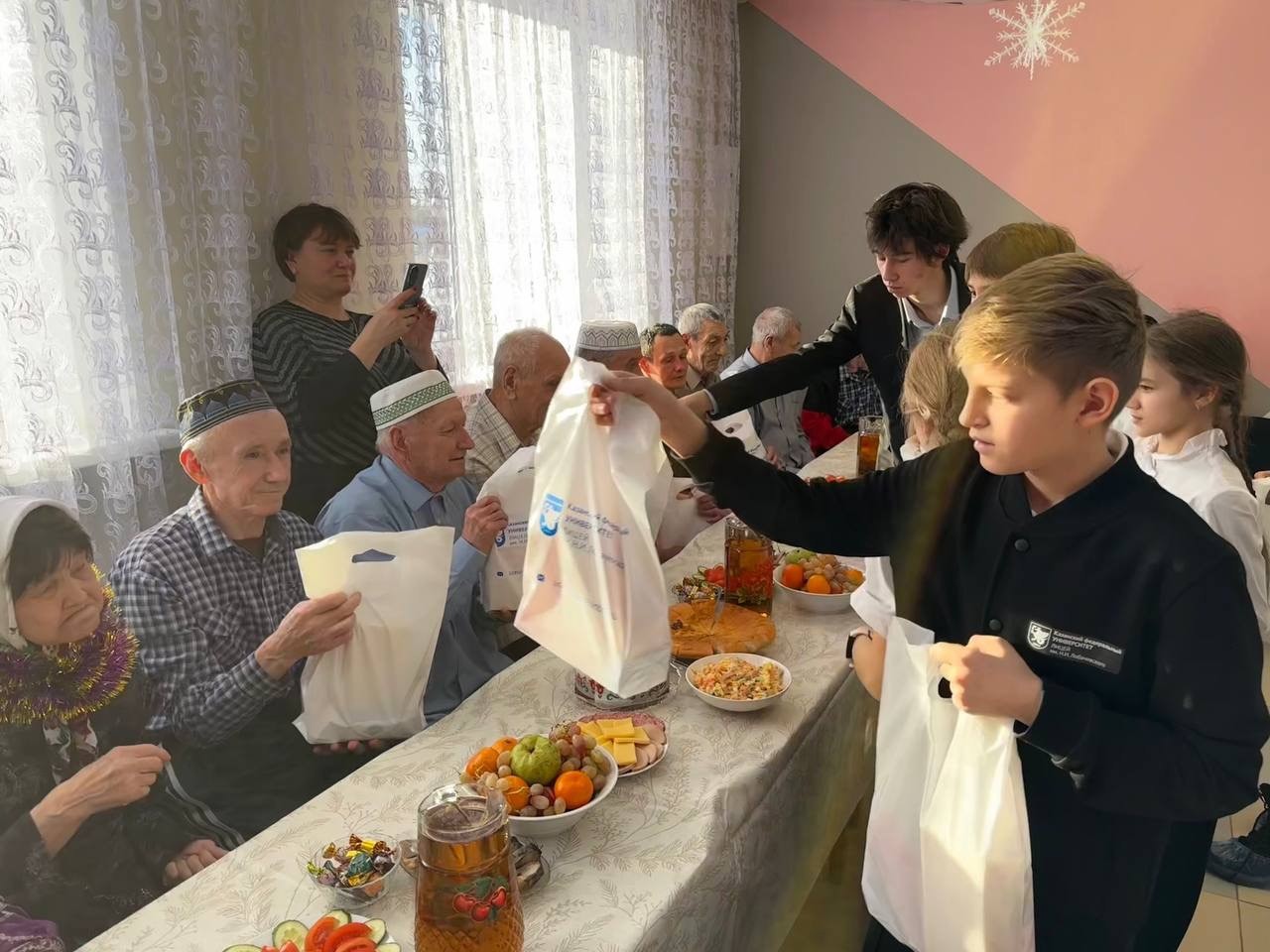 Лицеисты поздравили жителей Кайбицкого дома-интерната для престарелых и инвалидов с наступающим Новым годом Лицеисты поздравили жителей Кайбицкого дома-интерната для престарелых и инвалидов с наступающим Новым годом